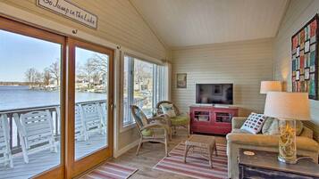 Smart-tv, böcker och en stereo