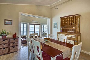 Dining - Cheerful lakefront cottage with kayaks and fire pit (Fremont)