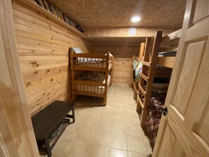 4 bedrooms, desk, WiFi, bed sheets
