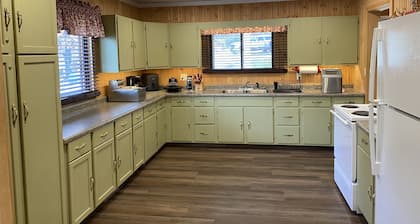 Lakefront Cabin - less than 1 mile from the UTV/Snowmobile trails!