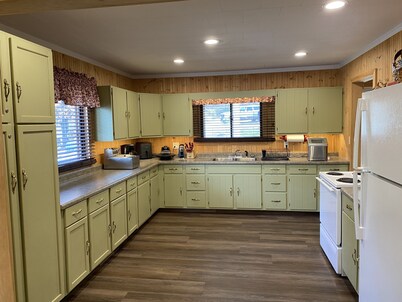 Lakefront Cabin - less than 1 mile from the UTV/Snowmobile trails!