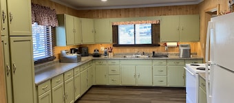 Lakefront Cabin - less than 1 mile from the UTV/Snowmobile trails!