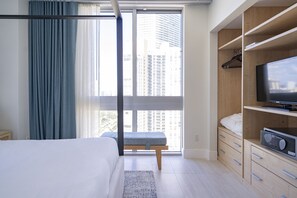 1 quarto, cofres nos quartos, ferros/tábuas de passar roupa