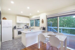 Fridge, microwave, oven, stovetop - Tea Tree Breeze by Ready Set Stay- Unlimited WiFi & Great Location (Tootgarook)