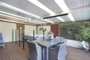 Outdoor dining - Tea Tree Breeze by Ready Set Stay- Unlimited WiFi & Great Location (Tootgarook)