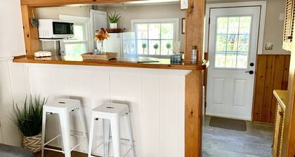 Cozy cottage minutes to lake!