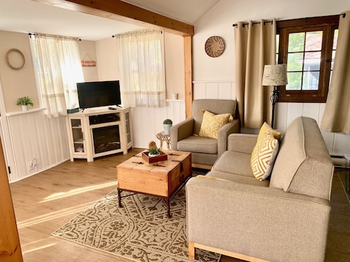 Cozy cottage minutes to lake!