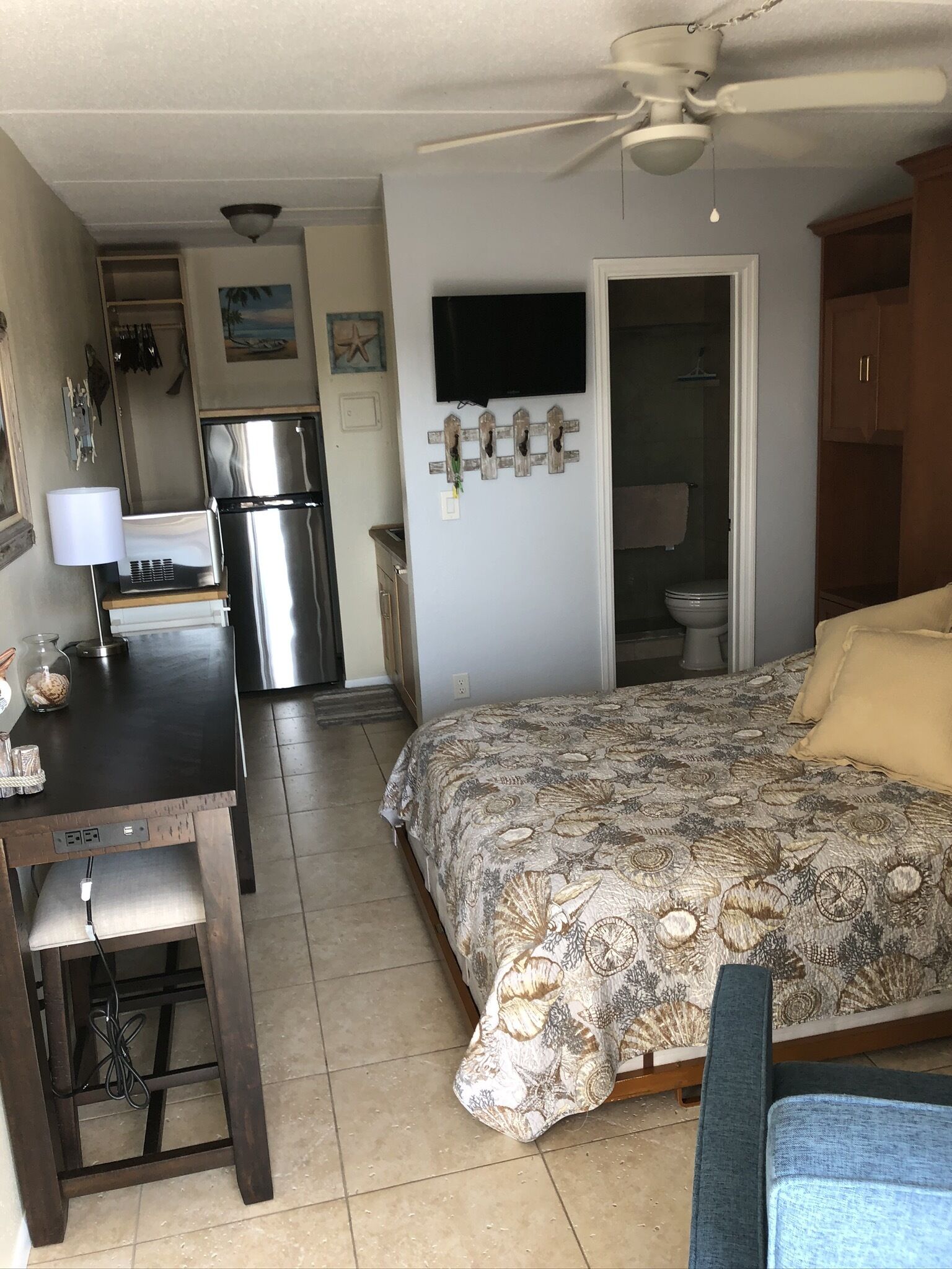Beachfront Studio Apartment with beach access and Olympic pool