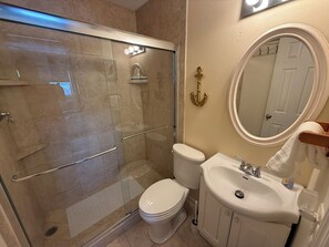 Shower, towels, soap, toilet paper - Beachfront Studio Apartment with beach access and Olympic pool (Venice)