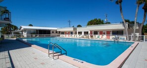 Pool - Beachfront Studio Apartment with beach access and Olympic pool (Venice)