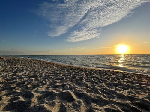 Beachfront Studio Apartment with beach access and Olympic pool
