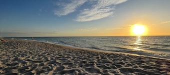 Beachfront Studio Apartment with beach access and Olympic pool