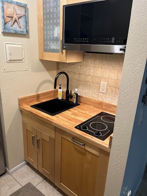 Fridge, microwave, stovetop, coffee/tea maker - Beachfront Studio Apartment with beach access and Olympic pool (Venice)