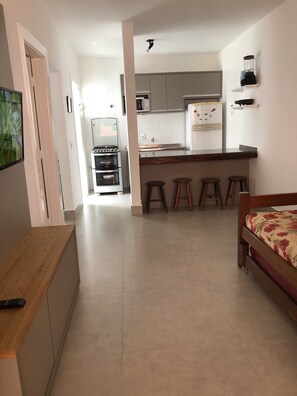 Geladeira, micro-ondas, fogão, cooktop