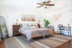 4 habitaciones, escritorio y tabla de planchar con plancha 