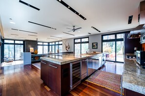 Fridge, microwave, oven, stovetop - Harbert Home With Private Pool & Hot Tub! Close To Beach!! (Harbert)