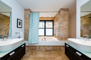 Hair dryer, towels - Harbert Home With Private Pool & Hot Tub! Close To Beach!! (Harbert)