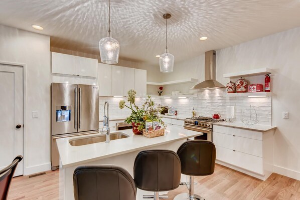 Fridge, microwave, oven, stovetop - The Lischey House-East Nashville (Nashville)