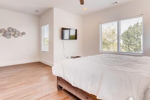 4 bedrooms, desk, iron/ironing board, free WiFi