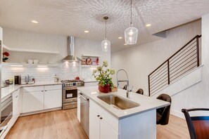 Fridge, microwave, oven, stovetop - The Lischey House-East Nashville (Nashville)