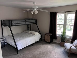 2 bedrooms, desk, iron/ironing board, free WiFi - Casa de Tushabe (Irving)