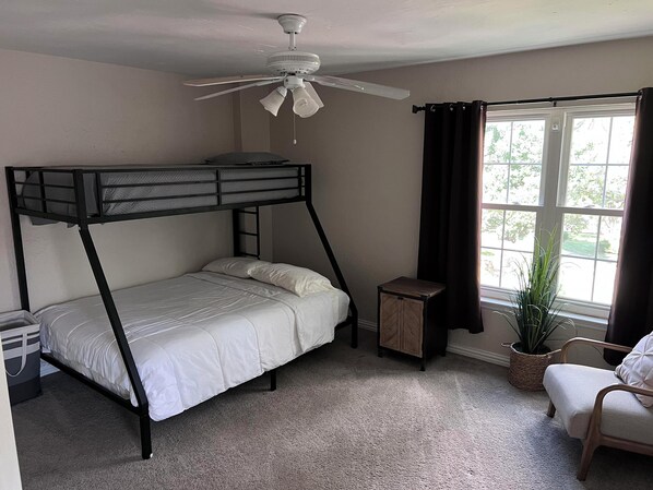 2 chambres, bureau, fer et planche à repasser, accès au Wi-Fi (inclus)