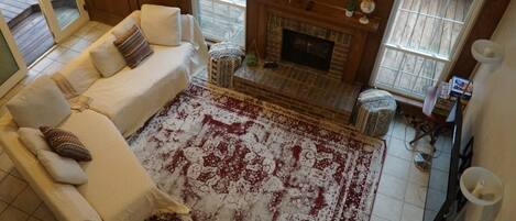 Una Smart TV, una chimenea, libros