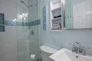 Dusche, Haartrockner, Handtücher, Seife