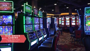 Interior de un casino con múltiples máquinas tragamonedas, sillas y suelo alfombrado.