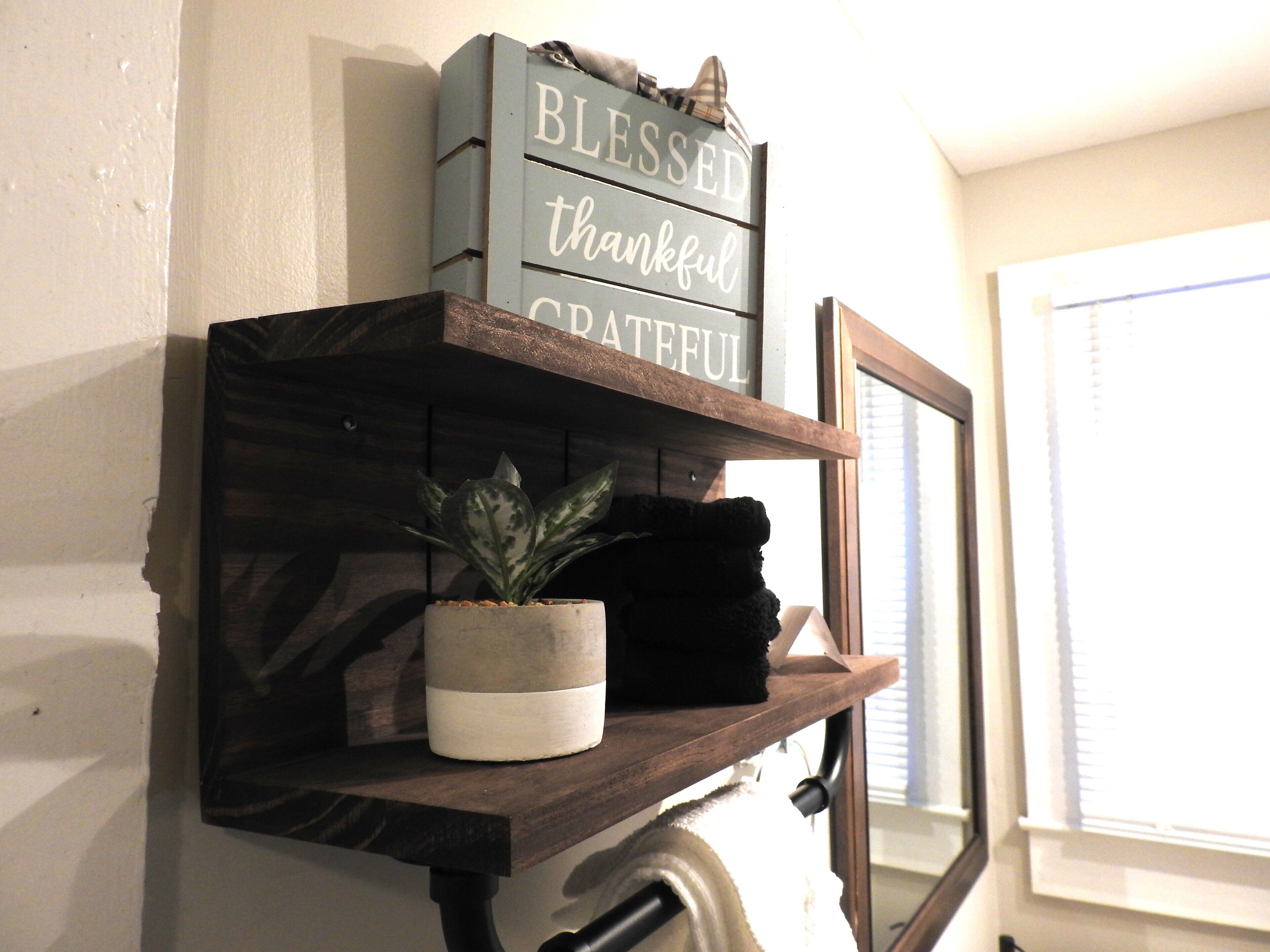 Un estante de madera con un letrero que dice "Blessed thankful grateful" y una planta en maceta.