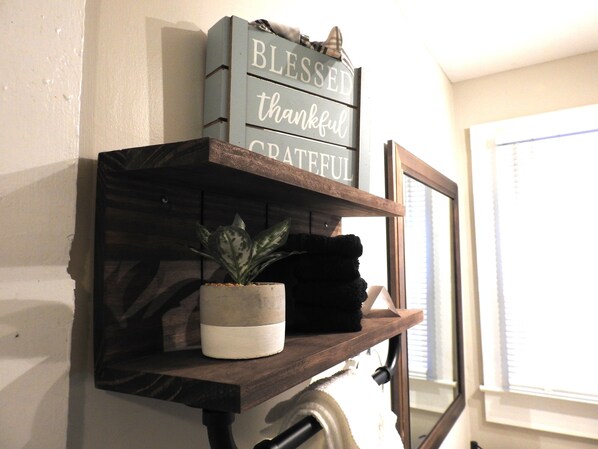 Un estante de madera con un letrero que dice "Blessed thankful grateful" y una planta en maceta.
