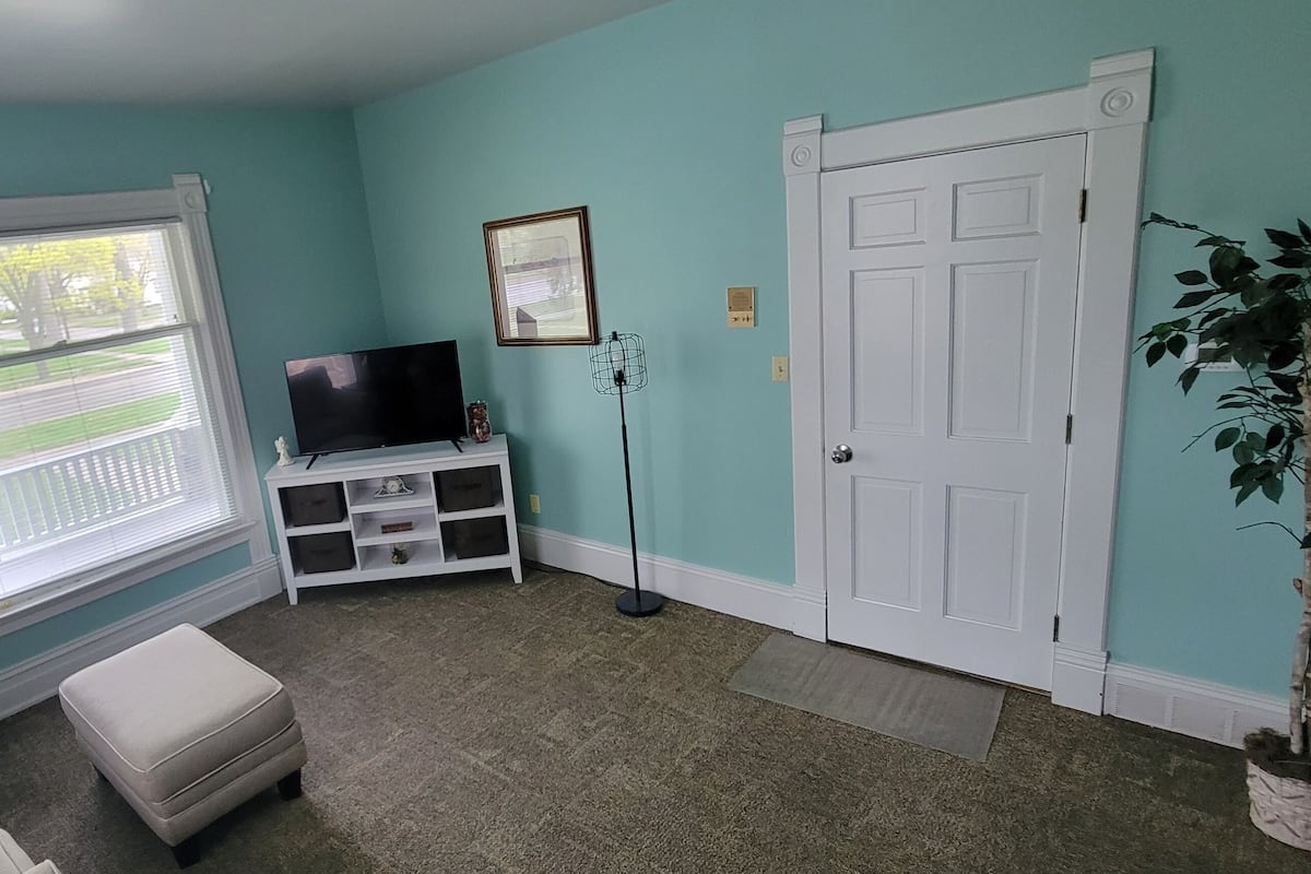 Departamento tradicional | Área de sala de estar | Smart TV de 50 pulgadas con canales digitales, televisión y Netflix