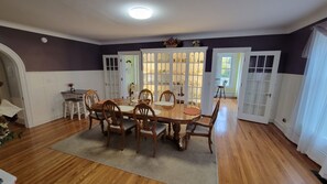 Individually furnished, iron/ironing board, cots/infant beds, free WiFi - The Finley Block (Owosso)