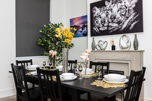 تناول الطعام داخل الغرفة