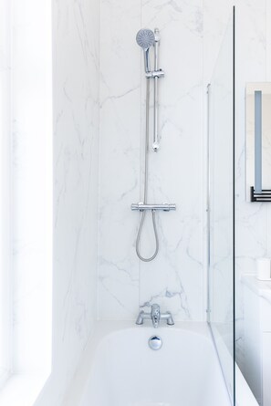 Premium-Haus | Badezimmer | Duschwanne, kostenlose Toilettenartikel, Handtücher