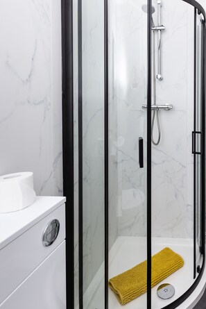 Premium House | Bathroom | Combined shower/tub, free toiletries, towels - Warwick West (Barrow-in-Furness)