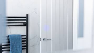 Premium House | Bathroom | Combined shower/bathtub, free toiletries, towels