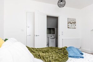 3 عدّة غرف نوم وطراز فريد لكل وحدة وواي فاي مجانًا وملاءات أسرّة