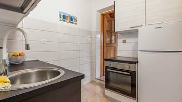 Fridge, oven, stovetop, coffee/tea maker