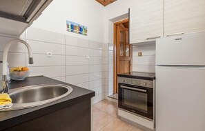 ثلاجة، فرن، موقد طهي مسطح، ماكينة لصنع القهوة/الشاي