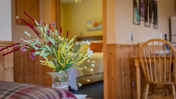 Honeymoon Cabin | Living area