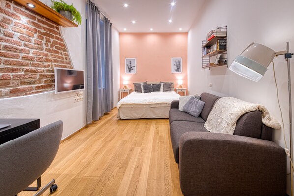 1 Schlafzimmer, Zimmersafe, Schreibtisch, Bügeleisen/Bügelbrett