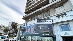 Un edificio moderno con un gran letrero de 'Viasono' que anuncia servicios de diseño de interiores.