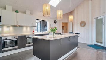 Jääkaappi, liesi, astianpesukone, kahvin-/teenkeitin