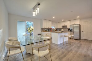 Réfrigérateur, four à micro-ondes, un four, surface de cuisson