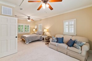 4 多间卧室、免费 WiFi、床单