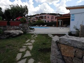 Property grounds - Lovely apartment with private pool 100 meters from the beach (Arzachena)
