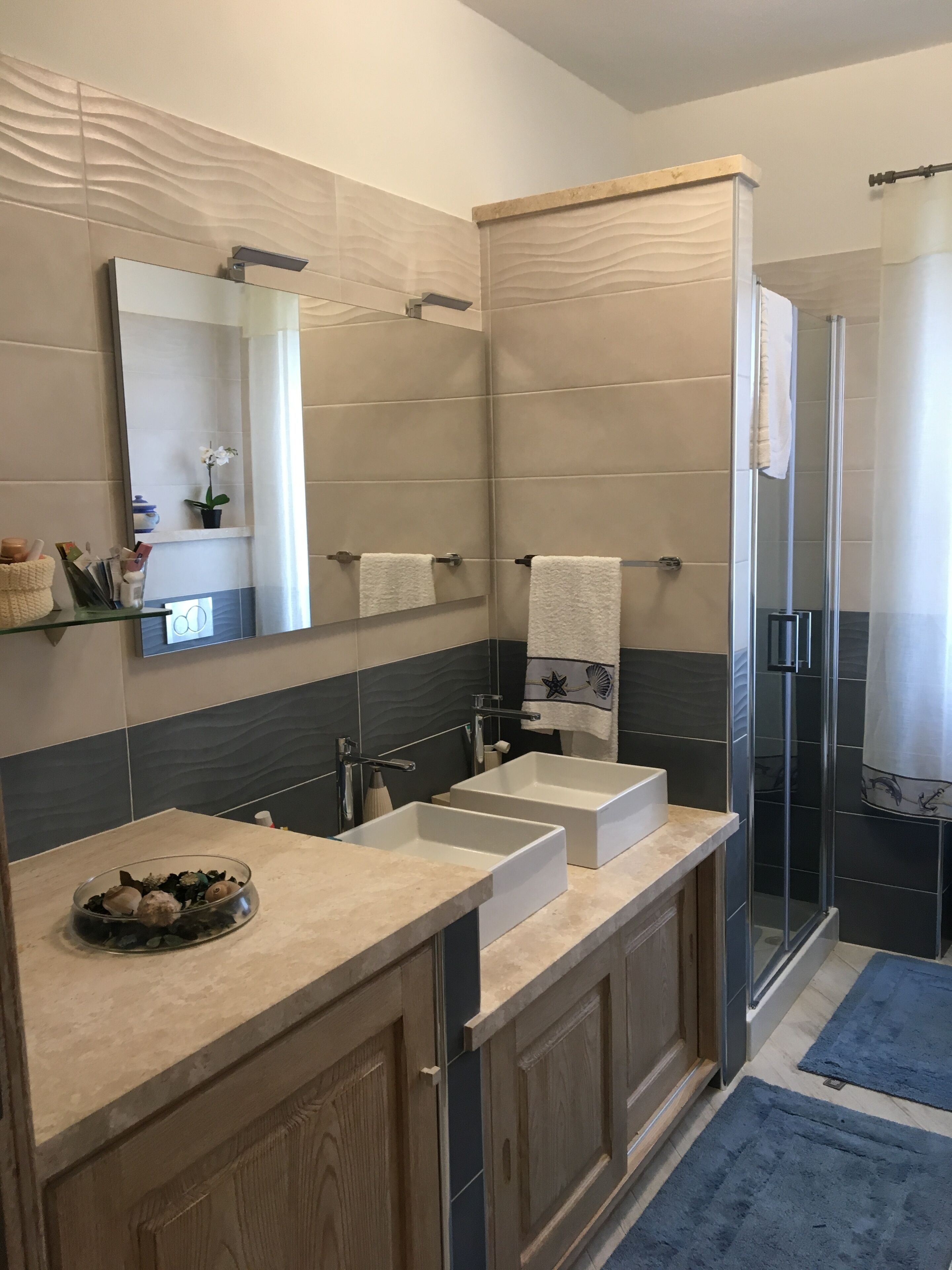 Ducha, secador de pelo, bidet, toallas