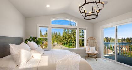 Luxury Martha Lake View Home w/Hot Tub