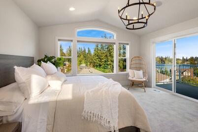 Luxury Martha Lake View Home w/Hot Tub